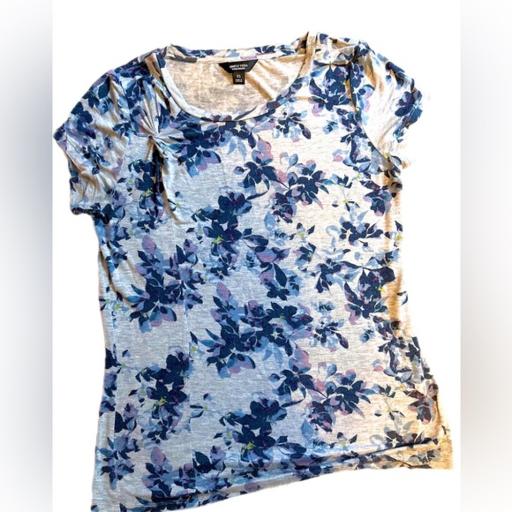 Size xs simply Vera floral tshirt